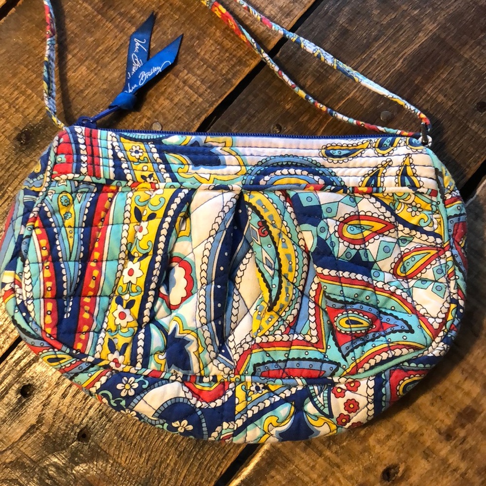 GET IT BEFORE GOODWILL DOES!! 
Vera Bradley Small Paisley crossbody bag